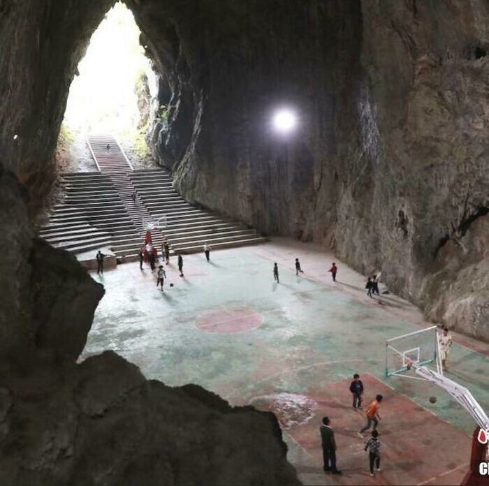 29. Баскетбольная площадка в пещере