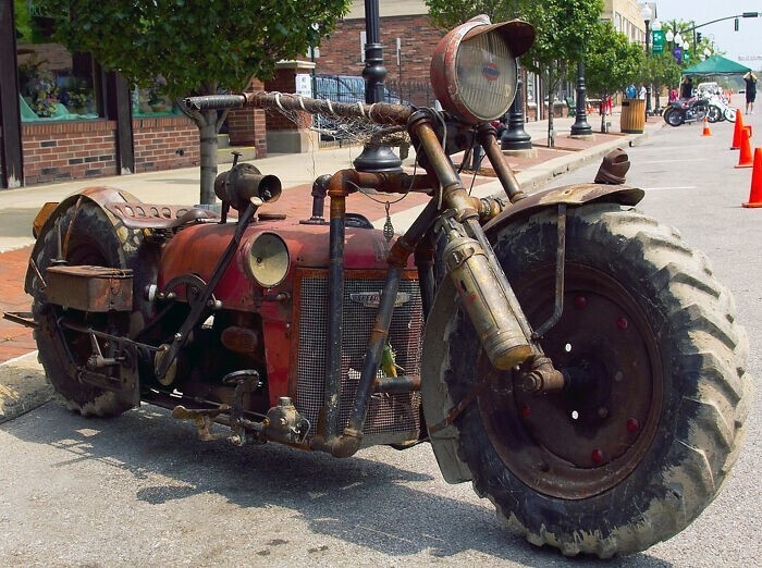 28. Мотоцикл, собранный из старого трактора