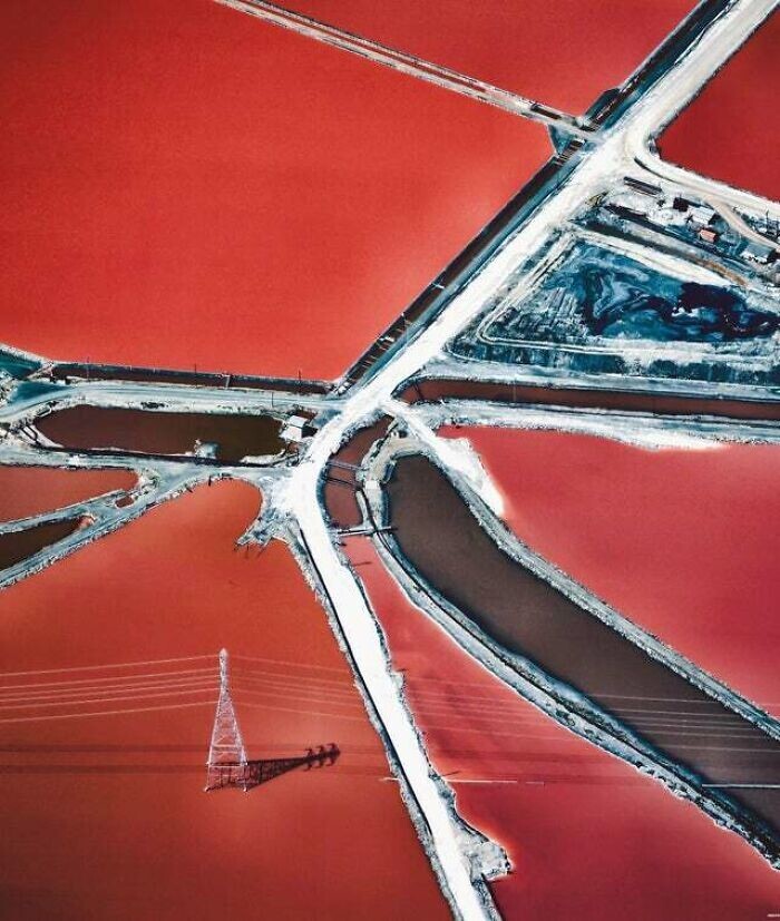 38. Соляные пруды в заливе Сан-Франциско, красные от водорослей