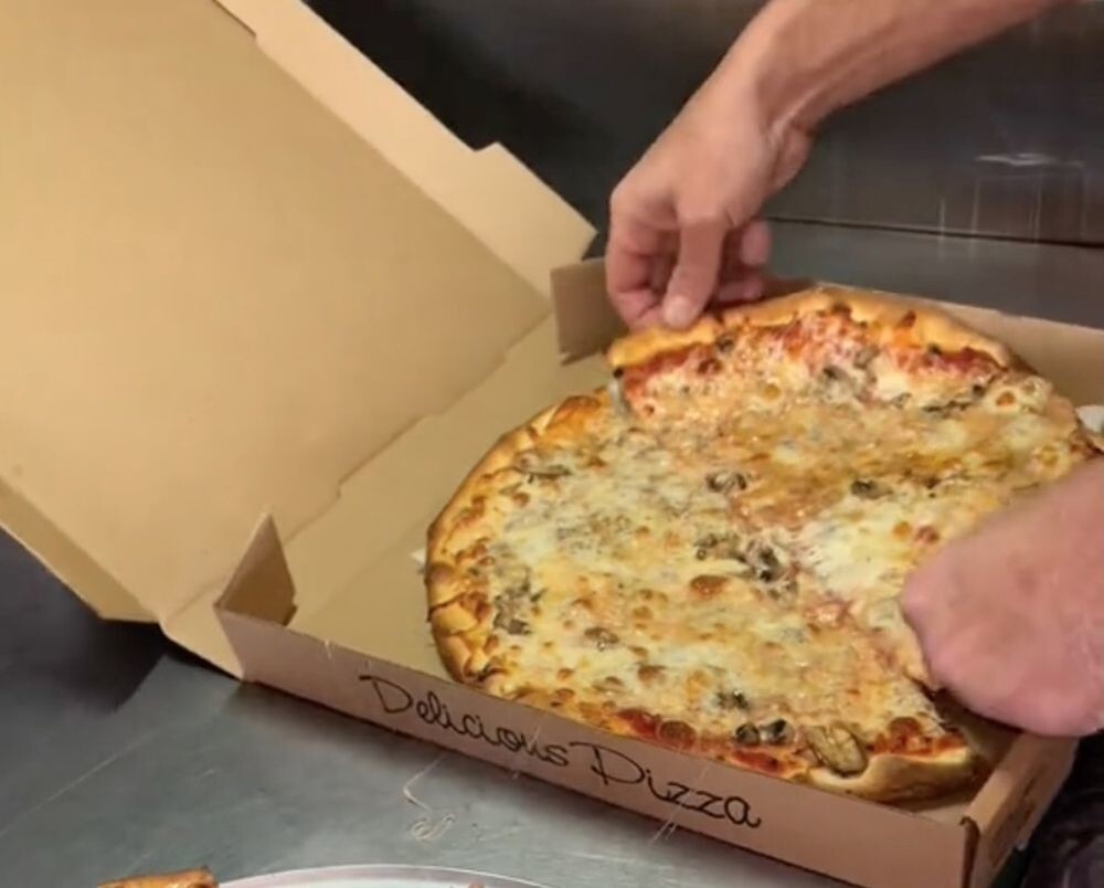 Как можно стащить кусок пиццы и не оставить следов на месте преступления