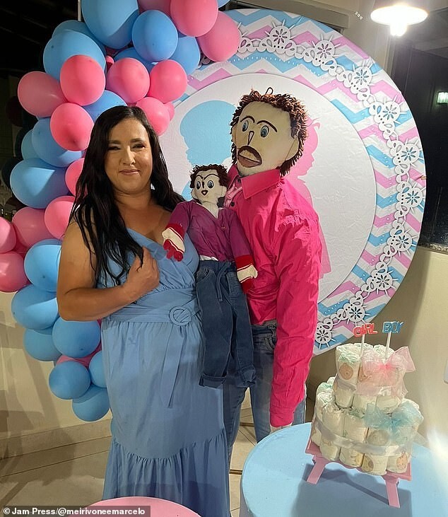 Женщина устроила вечеринку по случаю "рождения" второго куклёнка