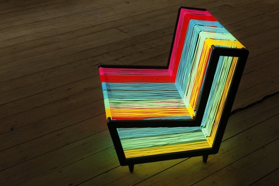 17. Дискотечное кресло, изготовленное из двухсот метров электролюминесцентной проволоки, одним щелчком выключателя превращается в неоновую радугу