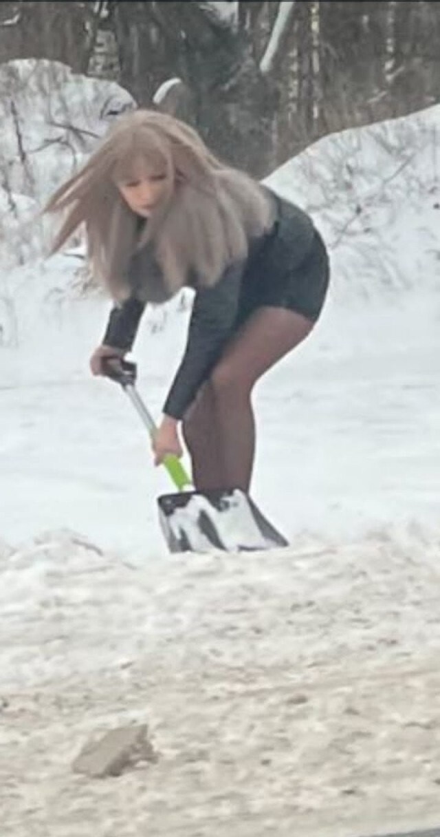 "Берите пример!": в Казани приметили девушку в чулках, убиравшую с дороги снег