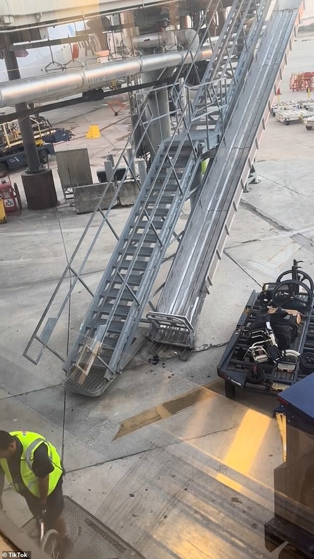 Работники авиакомпании небрежно вышвыривают из самолёта инвалидные коляски пассажиров