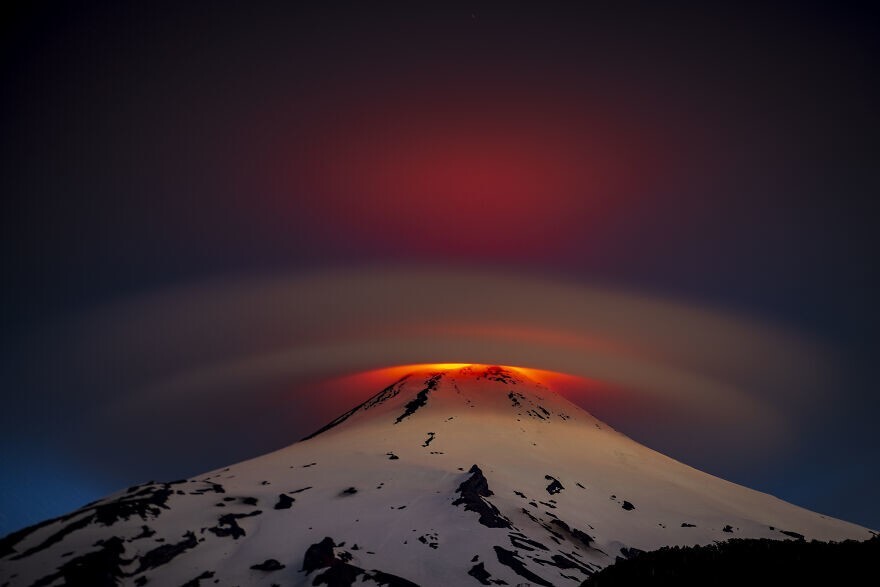 1. "Идеальное облако". На снимке - вулкан Вильяррика в Чили. Фотограф - Francisco Negroni