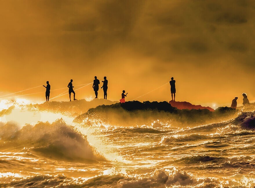 14. "Храбрые рыбаки в неспокойном море". Фото сделано в городе Салвадор, Бразилия. Фотограф - Hernani Castro