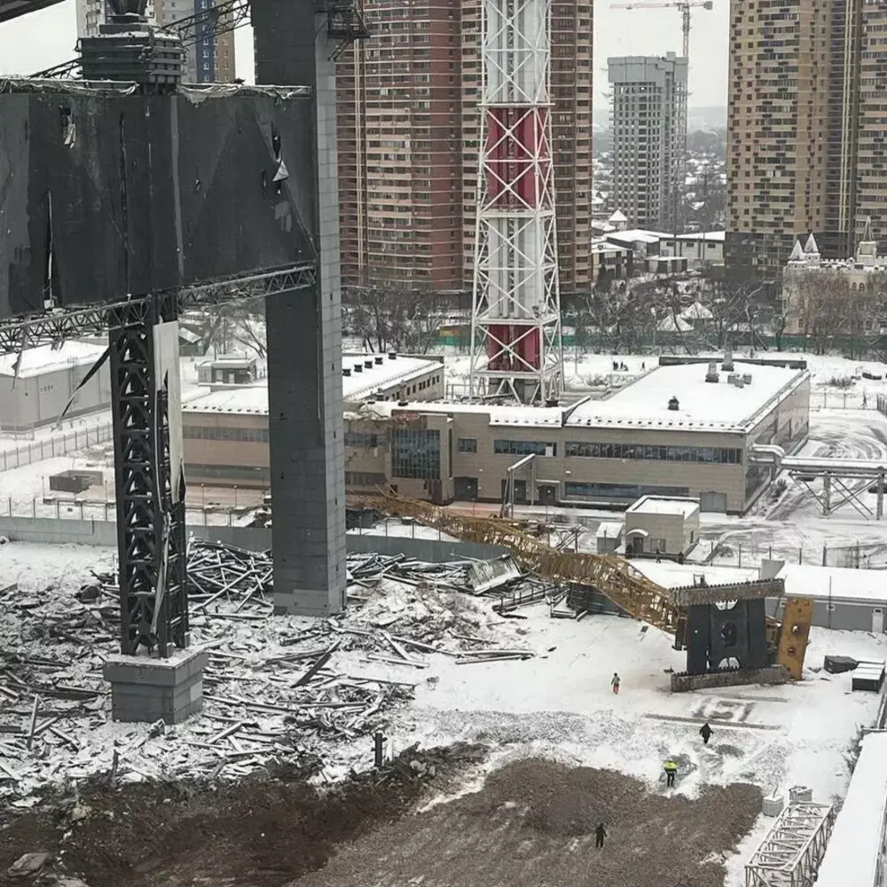 В Красногорске рухнул строительный кран во время демонтажа задания