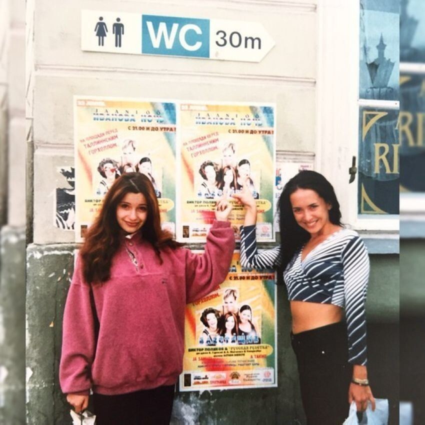Ольга Орлова и Жанна Фриске на фоне плакатов группы"Блестящие", 1997 год