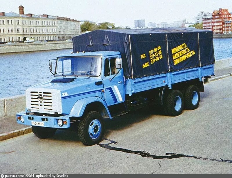 ЗИЛ на Крымской набережной. Москва, 1992-1993 год.