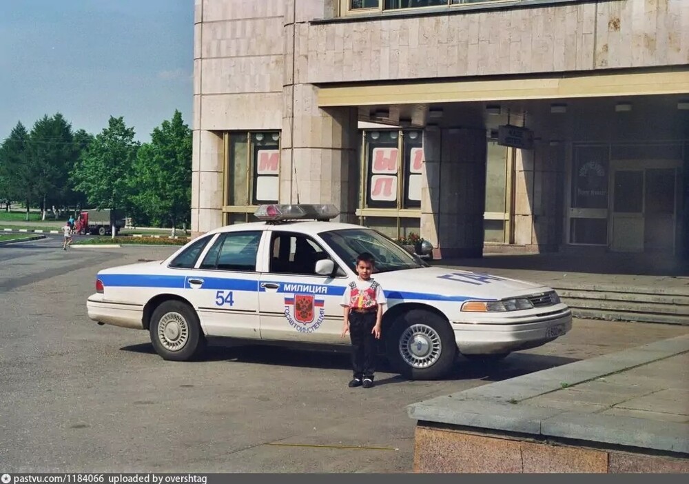 Ford Crown Victoria московского ГАИ у кинотеатра «Волгоград». Москва, 1994 год.