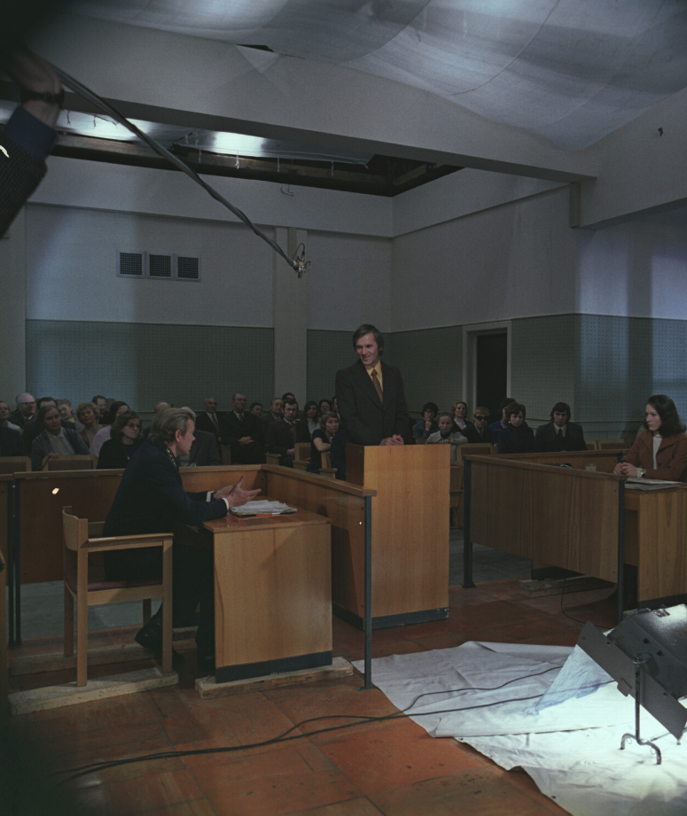 Станислав Любшин на съёмках фильма «Слово для защиты», 1976 год