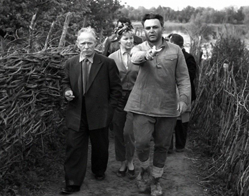 Писатель Михаил Шолохов и кинорежиссер Сергей Бондарчук на съёмках фильма «Судьба человека», 1959 год