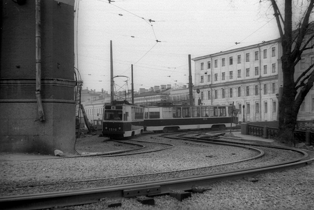 Временная трамвайная линия, изгибающаяся с Поцелуева моста на набережную Крюкова канала.