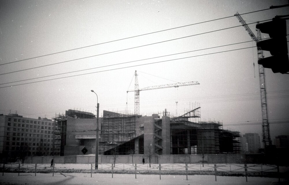 Идёт строительство кинотеатра "Русь" рядом со станцией метро "Пионерская". Тогда ещё никто не представлял, что "Русь" так никогда и не заработает.