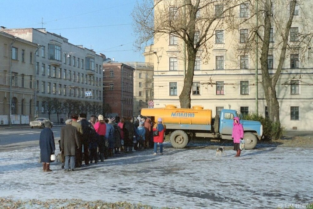 Очередь за молоком на перекрёстке Тульской и Ярославской улиц.