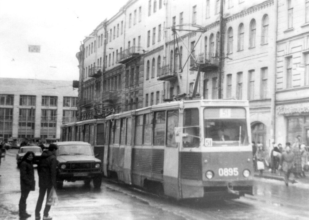 Финский переулок около Финляндского вокзала тогда ещё был открыт для сквозного движения и по нему уверенно ходили трамваи.