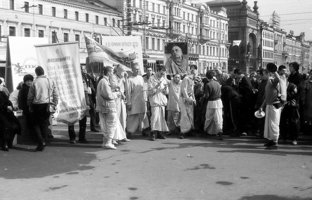 Гуляния кришнаитов на Невском проспекте.