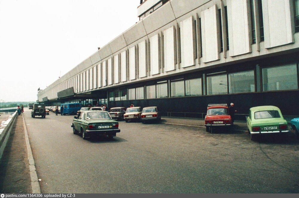 А так тогда выглядел главный вход в аэропорт "Пулково".