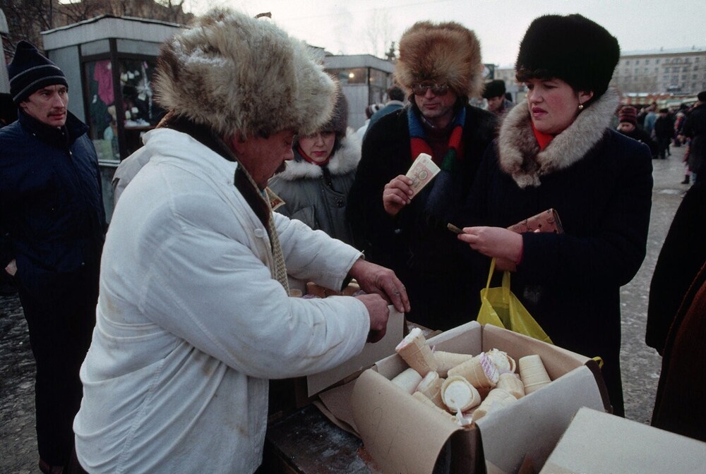 Торговля мороженым около станции метро "Ломоносовская".