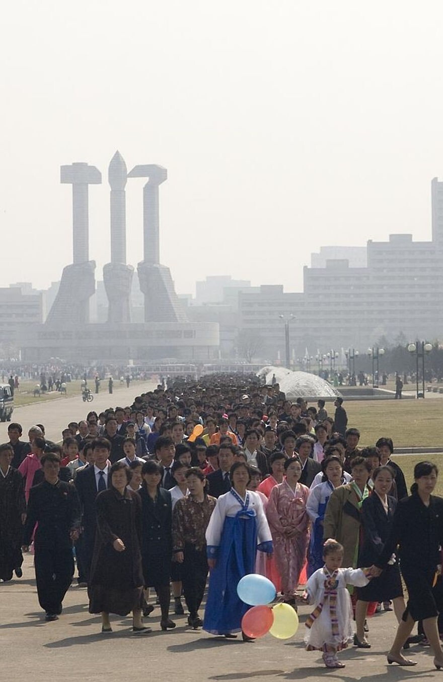 24. Тысячи северокорейцев выстроились в очередь, чтобы посетить различные памятники в день фестиваля Кимджонилия