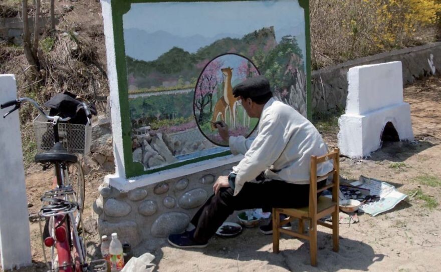 7. Самый нелепый запрет: этот официальный художник делал фреску в Чильбо. Фотографу не разрешали снимать, потому что фреска не была закончена
