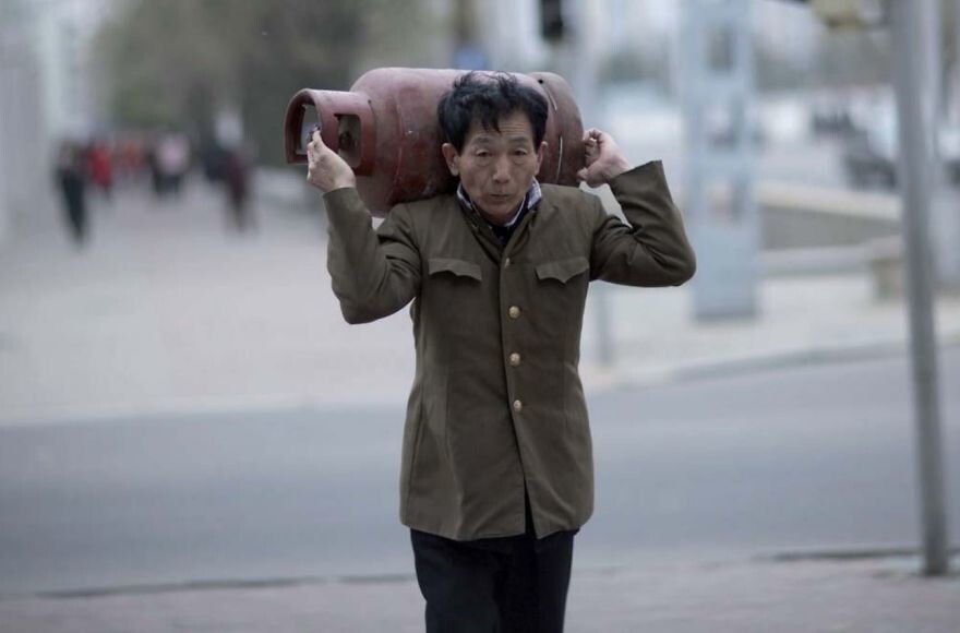 21. Запрещено фотографировать повседневную жизнь северокорейцев, если они плохо одеты