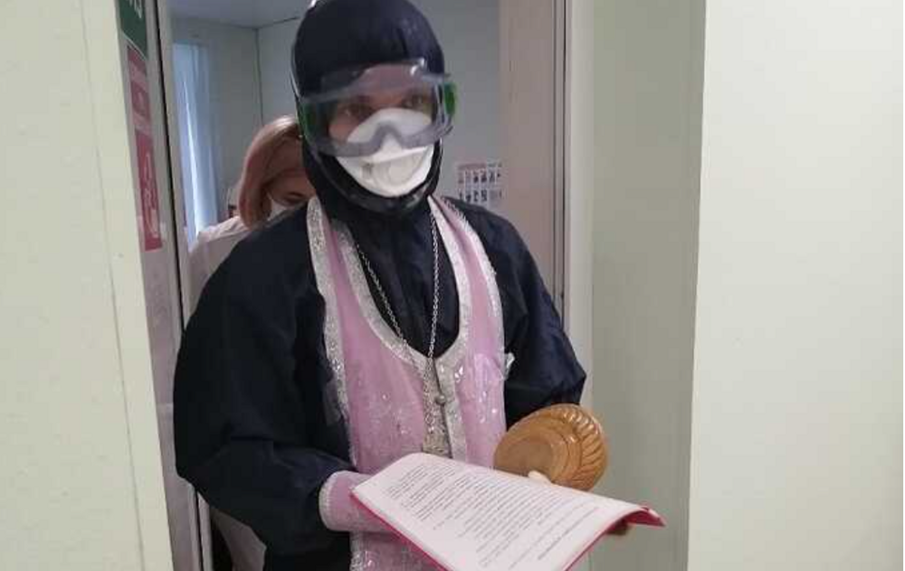 В Калуге в больнице детей с пневмонией причастили "с одной ложки"