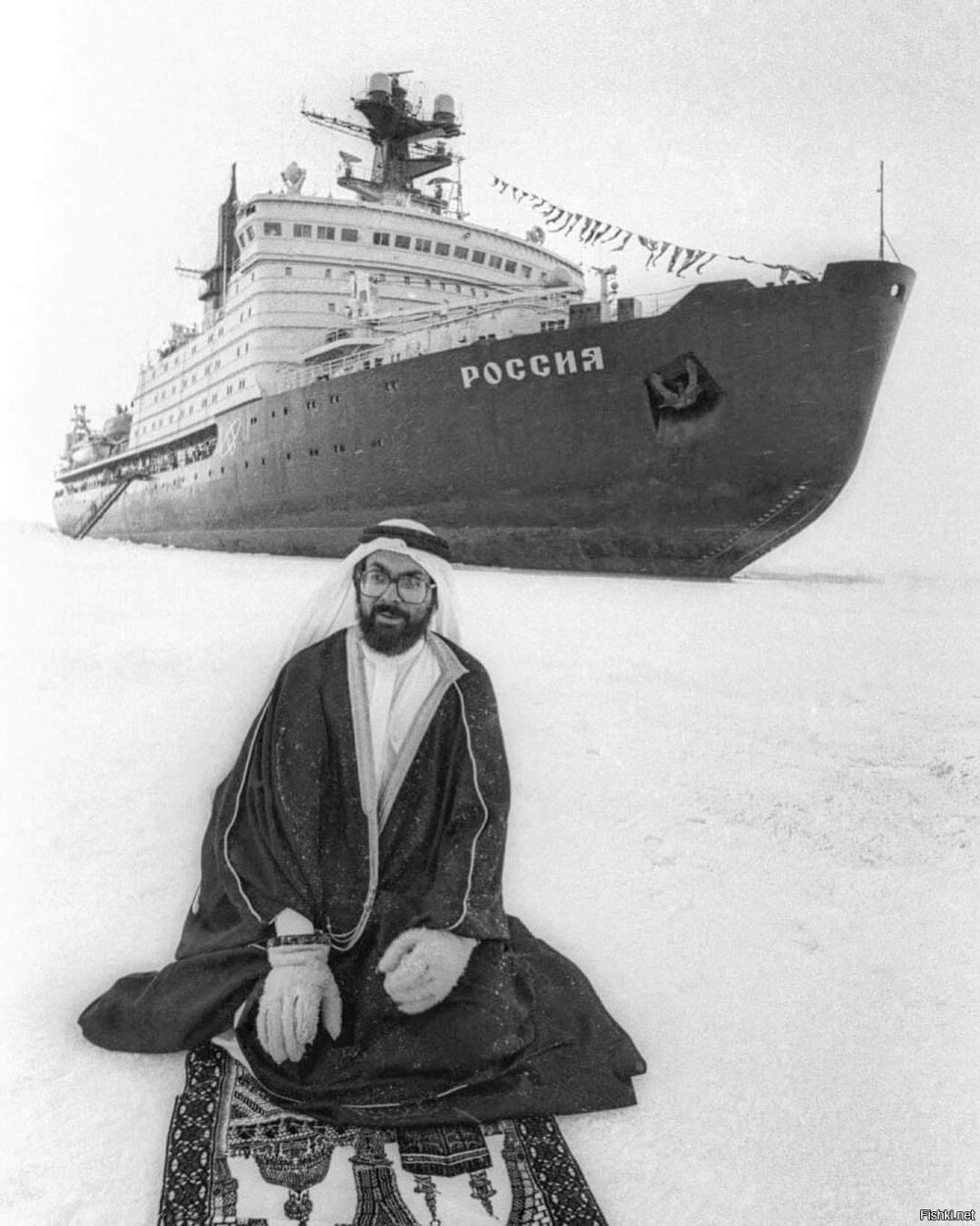 Турист из Саудовской Аравии на Северном полюсе на фоне советского атомного ле...