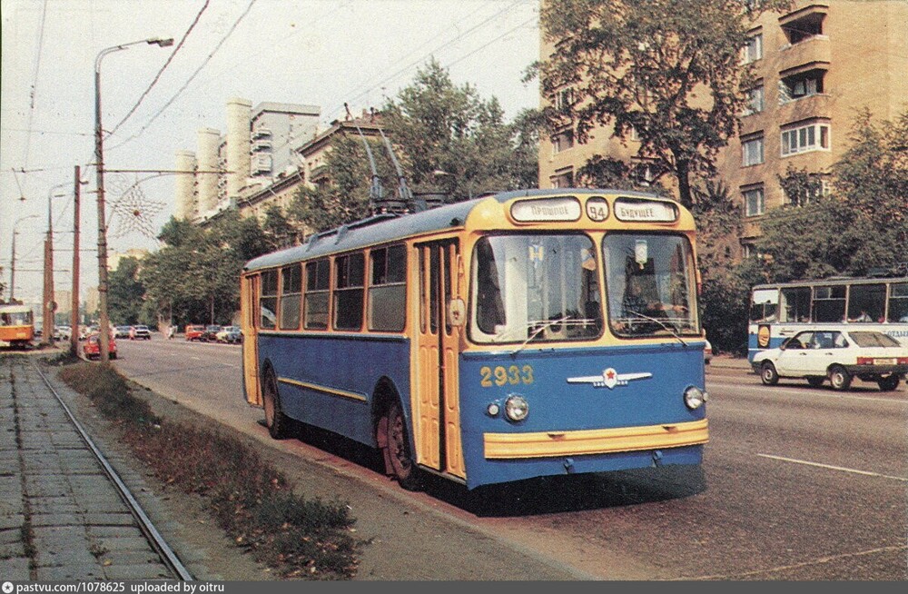 Музейный троллейбус на Беговой улице следует по маршруту из прошлого в будущее.