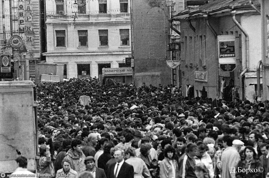 На фотографии - весна 1992 года, Столешников переулок.