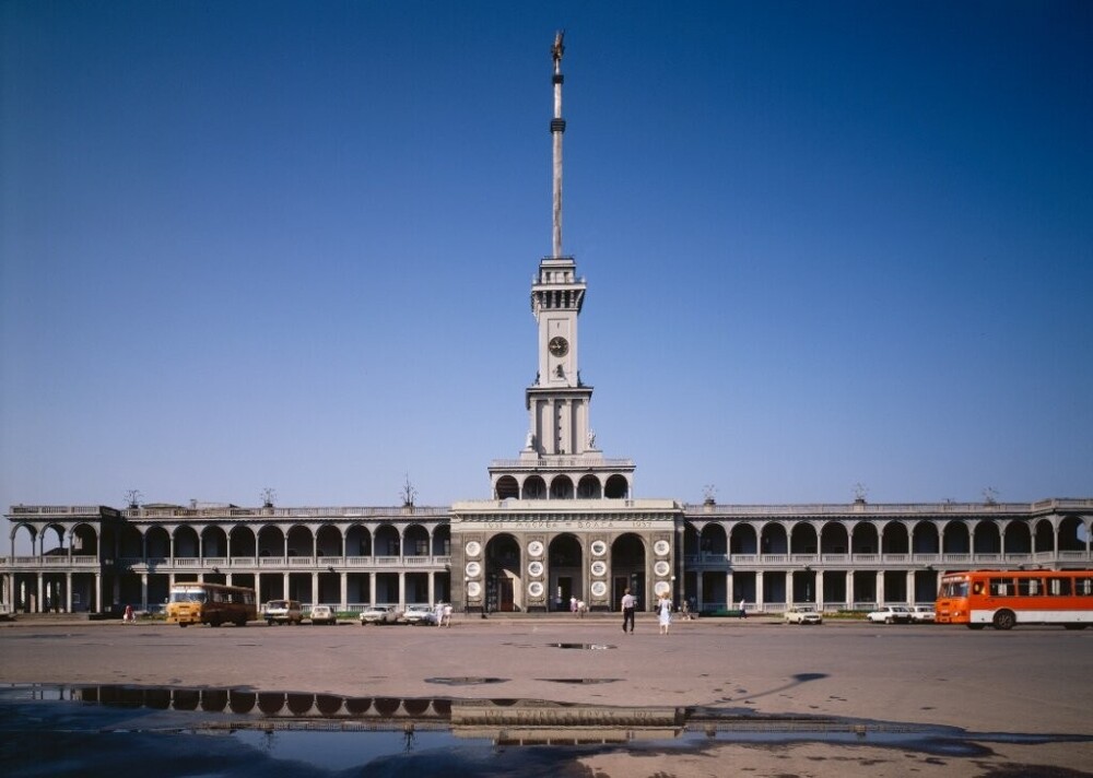 А такой в 1992 году была площадь перед Северным Речным вокзалом.