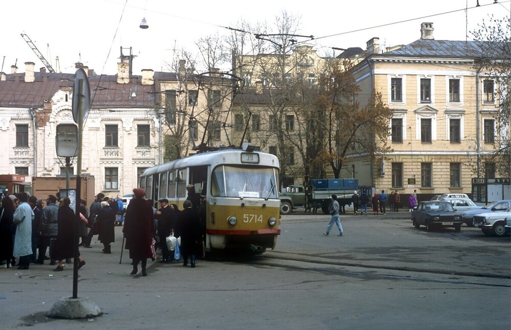 А это уже - станция метро "Чистые пруды" и трамвай 39 маршрута.