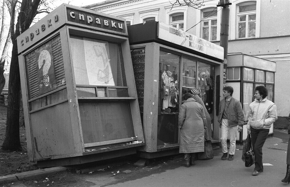 Ларьки-ларьки-ларьки. Неиспользуемые даже не увозят, а просто убирают в сторону - потом пригодятся. Место действия - Пятницкая улица.