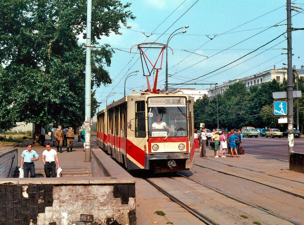 В Москве начинают появляться новые трамваи: на фото сцепка из КТМ-8 у станции метро "Шоссе Энтузиастов".