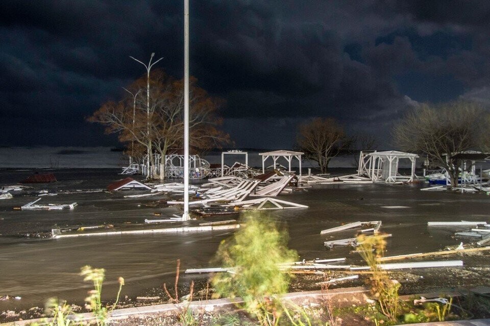 "Я дальше не поеду, надо валить": последствия шторма в Крыму и Краснодарском крае