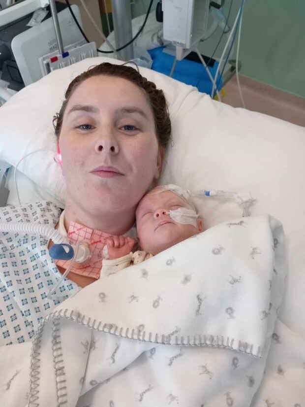 Женщина с редким заболеванием «мозг в огне» отказывается признавать новорождённую дочь своей
