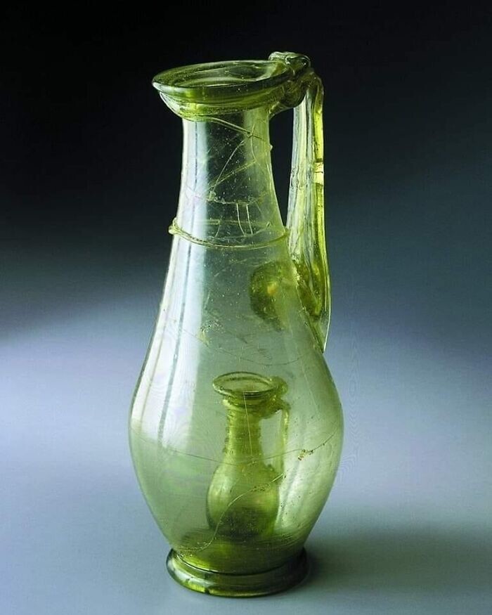 8. Римский стеклянный кувшин с меньшим стеклянным кувшином внутри. Так называемый шуточный кувшин, демонстрирующий мастерство стеклодува