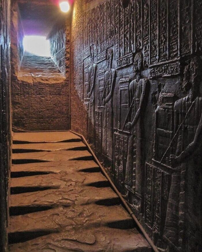 15. «Расплавленная» лестница и восхитительные рельефы в храме Хатхор в Дендере, Египет
