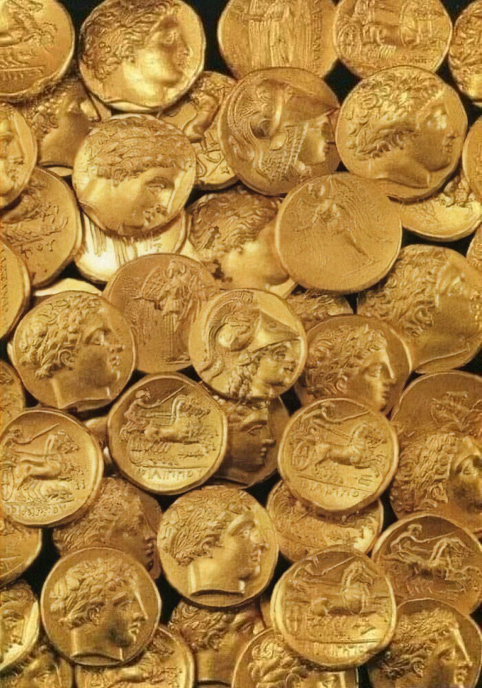 21. Клад из 51 македонской золотой монеты. Был спрятан примерно после 330 г. до н.э. в углублении в скале в древнем Коринфе