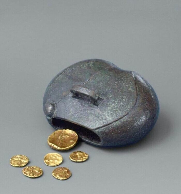 12. Небольшой бронзовый кошелек (4,3x3,3 см). Найден с шестью золотыми монетами внутри в кельтском поселении Манхинг, Германия. Около 200 г. до н.э.
