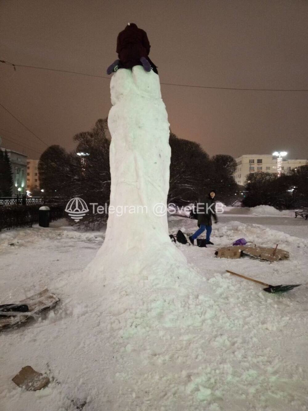 В Екатеринбурге росгвардейцы заставили студентов сломать четырехметровый снежный фаллос