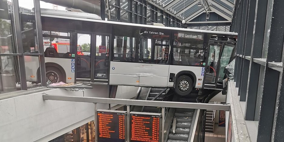 5. Автобус врезался в здание железнодорожного вокзала в Гамбурге, Германия
