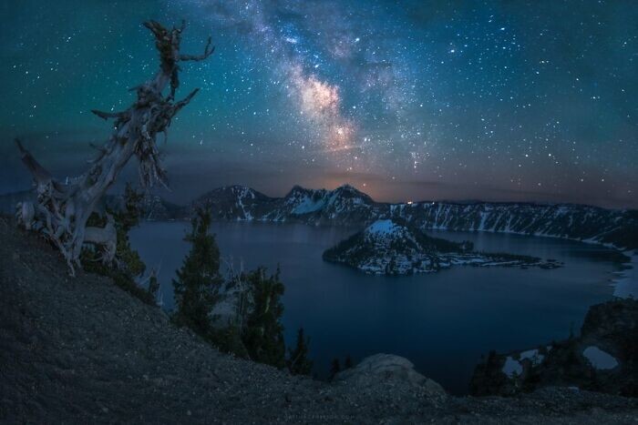 9. Млечный путь над вулканическим озером Крейтер, Орегон, США