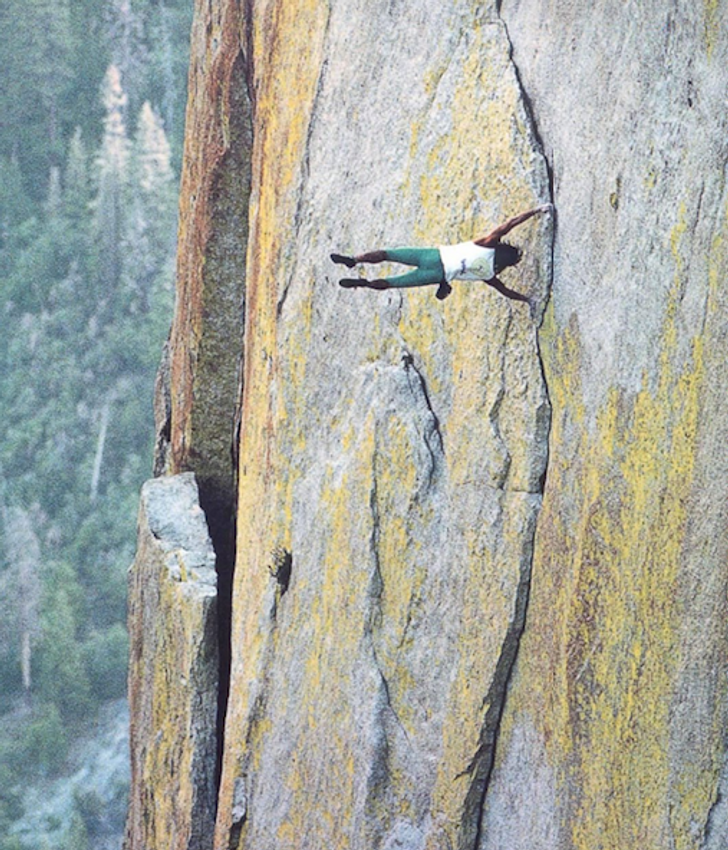 8. Свободное скалолазание: спортивное занятие, при котором альпинисты отказываются от веревок и ремней безопасности