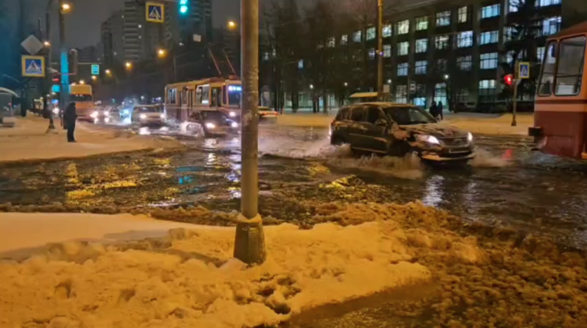 Кому снег, а кому потоп: зима пошутила фонтаном на трассе в Питере