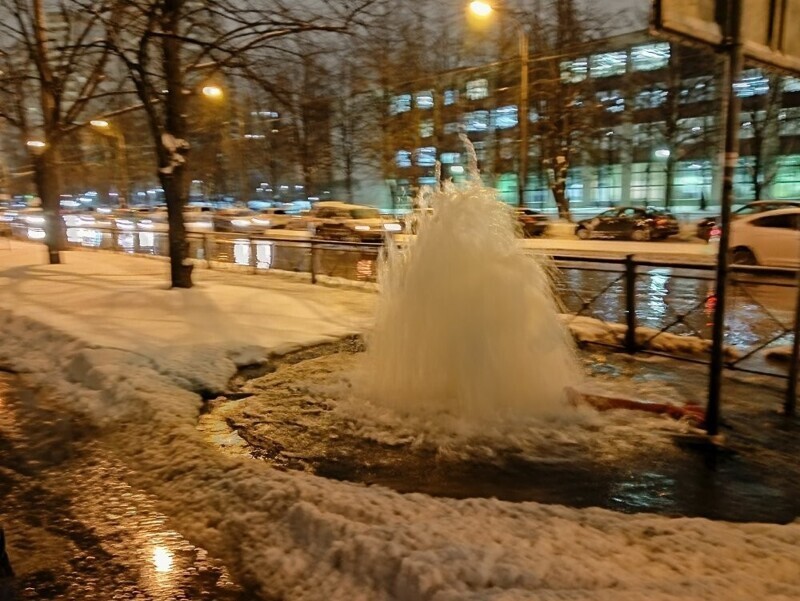 Кому снег, а кому потоп: зима пошутила фонтаном на трассе в Питере