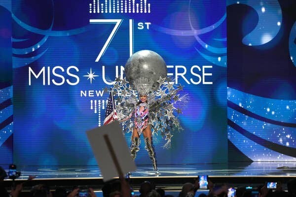 На 71-м конкурсе «Мисс Вселенная» в 2022 году Мисс США была гигантской луной