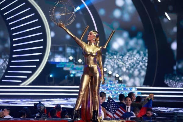В 2021 году Мисс США изображала что-то, похожее на статуэтку «Эмми»