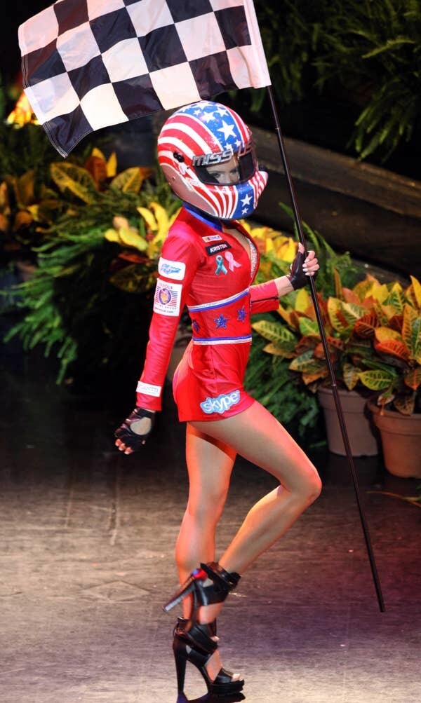 В 2009 году Мисс США была одета в костюм автогонщицы NASCAR...