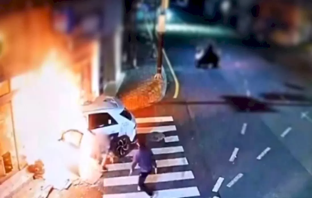 Неравнодушные люди спасли таксиста из горящего автомобиля